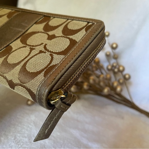 Authentic Coach Zippy wallet - Picture 6 of 9